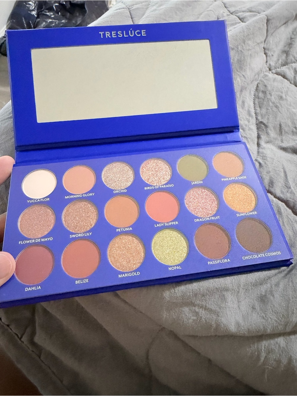 Tresluce 18-Color Eyeshadow Palette — Warm & Neutral Mix with Shimmer